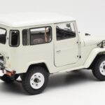 Toyota Land Cruiser FJ40 Van Valge Kyosho 1:18 - image 3 of 8