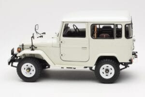 Toyota Land Cruiser FJ40 Van Valge Kyosho 1:18 08971W Metall - pilt 4/8