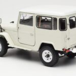 Toyota Land Cruiser FJ40 Van Valge Kyosho 1:18 - image 7 of 8