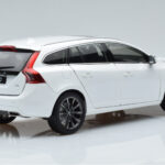 Volvo V60 D3 Crystal Valge FAW 1:18 - image 3 of 7