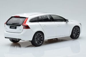 Volvo V60 D3 Crystal Valge FAW 1:18 9430840 Metall - pilt 3/7
