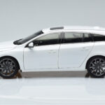 Volvo V60 D3 Crystal Valge FAW 1:18 - image 4 of 7