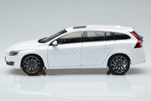Volvo V60 D3 Crystal Valge FAW 1:18 9430840 Metall - pilt 4/7