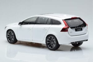 Volvo V60 D3 Crystal Valge FAW 1:18 9430840 Metall - pilt 6/7