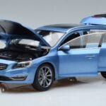 Volvo V60 D3 Power Sinine FAW 1:18 9430839 Metall - image 2 of 7