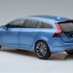 Volvo V60 D3 Power Sinine FAW 1:18 9430839 Metall - image 6 of 7