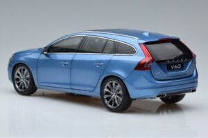 Volvo V60 D3 Power Sinine FAW 1:18 9430839 Metall - pilt 6/7