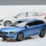 Volvo V60 D3 Power Sinine FAW 1:18 9430839 Metall - image 7 of 7