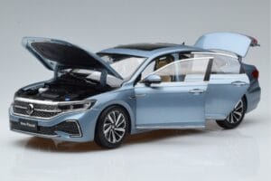 Volkswagen Passat B8 Sinine FAW 1:18 ZVF000003A Metall - pilt 2/7