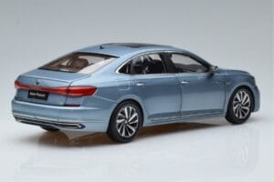 Volkswagen Passat B8 Sinine FAW 1:18 ZVF000003A Metall - pilt 3/7