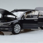 Volkswagen Phaeton V6 Mazeppa Hall Kyosho 1:18 - image 2 of 9