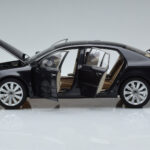 Volkswagen Phaeton V6 Mazeppa Hall Kyosho 1:18 - image 4 of 9