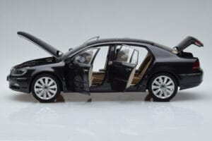 Volkswagen Phaeton V6 Mazeppa Hall Kyosho 1:18 08831MBK Metall - pilt 4/9