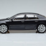 Volkswagen Phaeton V6 Mazeppa Hall Kyosho 1:18 - image 5 of 9