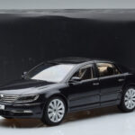Volkswagen Phaeton V6 Mazeppa Hall Kyosho 1:18 - image 9 of 9