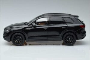 Volkswagen Touareg CR Must FAW 1:18 LTC761021BLA Metall - pilt 4/7