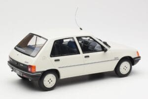 Peugeot 205 Junior Valge Otto 1:18 OT463 Vaik - pilt 2/6