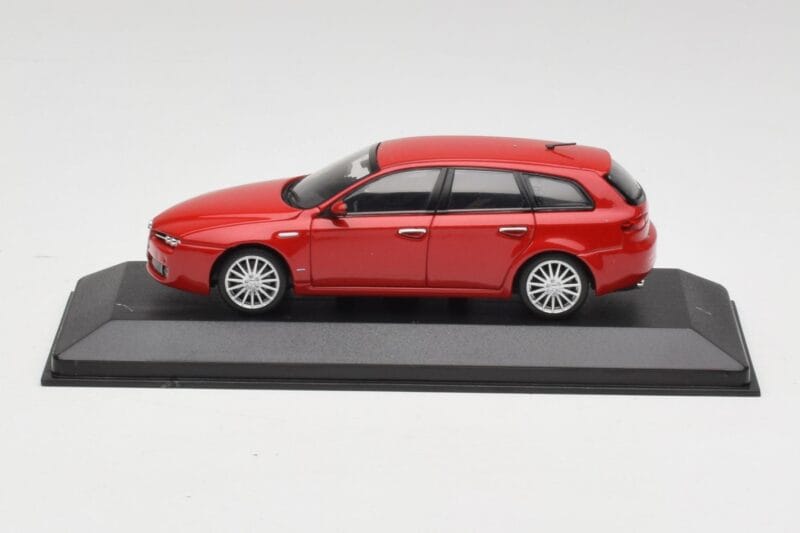 Alfa Romeo 159 Sportwagon Alfa Punane Minichamps 1:43 400120511 Metall