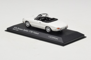 Alfa Romeo 1750 Spider Veloce Valge Minichamps 1:43 400120530 Metall - pilt 3/4