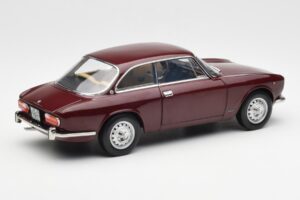 Alfa Romeo 2000 GTV Kastanpunane Norev 1:18 187916 Metall - pilt 3/8