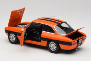 Alfa Romeo 2000 GTV Oranž Norev 1:18 187918 Metall - pilt 5/8