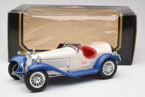 Alfa Romeo 2300 Spider Valge & Sinine Bburago 1:18 3008-M1 Metall - pilt 6/6
