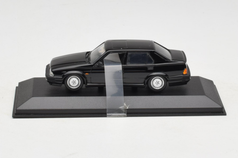 Alfa Romeo 75 3.0 V6 Must Minichamps 1:43 403120463 Metall