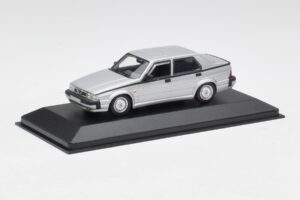 Alfa Romeo 75 3.0 V6 Hõbedane Minichamps 1:43 400120461 Metall - pilt 2/4