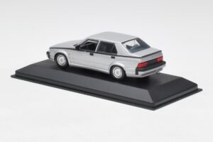 Alfa Romeo 75 3.0 V6 Hõbedane Minichamps 1:43 400120461 Metall - pilt 3/4