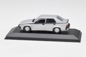 Alfa Romeo 75 3.0 V6 Hõbedane Minichamps 1:43 400120461 Metall