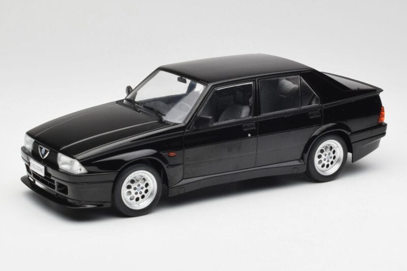 Alfa Romeo 75 Turbo Evoluzione Must MCG 1:18 MCG18429 Metall