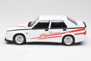 Alfa Romeo 75 Turbo Evoluzione Valge MCG 1:18 MCG18430 Metall - pilt 3/6