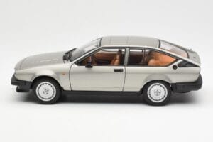 Alfa Romeo Alfetta GTV 2.0 Hall Metallik AUTOart 1:18 70147 Metall - pilt 4/8