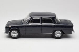 Alfa Romeo Giulia 1300 Sinine Minichamps 1:18 180120905 Metall - pilt 4/8