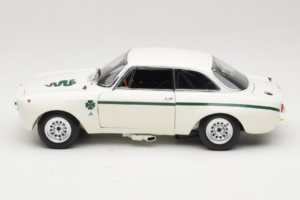 Alfa Romeo GTA 1300 Junior Valge Minichamps 1:18 100120501 Metall - pilt 4/8