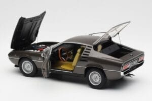 Alfa Romeo Montreal Pruun Metallik AUTOart 1:18 70173 Metall - pilt 5/8