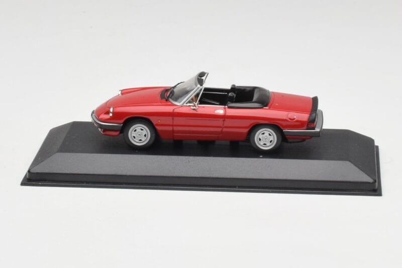 Alfa Romeo Spider 2000 Alfa Punane Minichamps 1:43 436120760 Metall