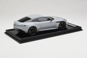 Aston Martin DB12 Nardo Gray MotorHelix 1:18 MH027NG Vaik - pilt 3/7