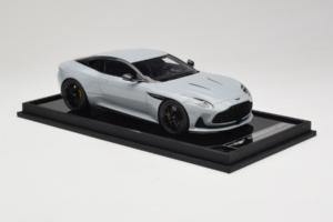 Aston Martin DB12 Nardo Gray MotorHelix 1:18 MH027NG Vaik - pilt 4/7