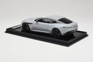 Aston Martin DB12 Nardo Gray MotorHelix 1:18 MH027NG Vaik - pilt 5/7