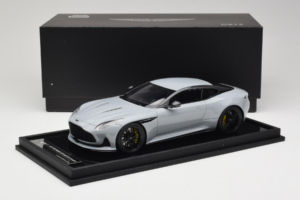 Aston Martin DB12 Nardo Gray MotorHelix 1:18 MH027NG Vaik - pilt 7/7