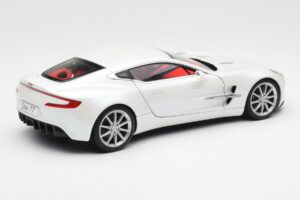 Aston Martin One-77 Morning Frost Valge AUTOart 1:18 70244 Metall - pilt 3/8