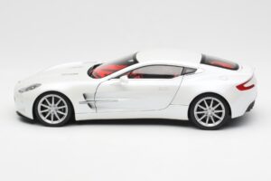 Aston Martin One-77 Morning Frost Valge AUTOart 1:18 70244 Metall - pilt 4/8