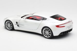 Aston Martin One-77 Morning Frost Valge AUTOart 1:18 70244 Metall - pilt 7/8