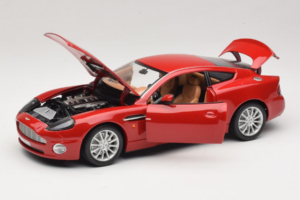 Aston Martin V12 Vanquish Punane Bburago 1:18 33334063 Metall - pilt 2/8