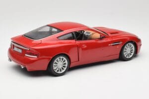 Aston Martin V12 Vanquish Punane Bburago 1:18 34063 Metall - pilt 3/8