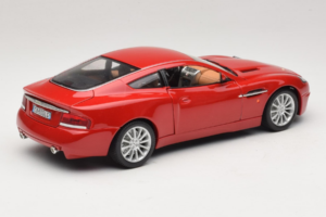 Aston Martin V12 Vanquish Punane Bburago 1:18 33334063 Metall - pilt 3/8