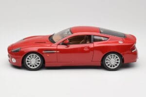 Aston Martin V12 Vanquish Punane Bburago 1:18 34063 Metall - pilt 4/8