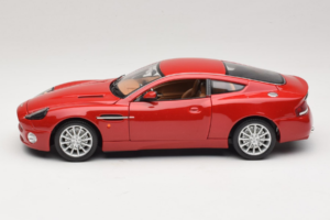 Aston Martin V12 Vanquish Punane Bburago 1:18 33334063 Metall - pilt 4/8