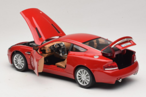 Aston Martin V12 Vanquish Punane Bburago 1:18 33334063 Metall - pilt 5/8